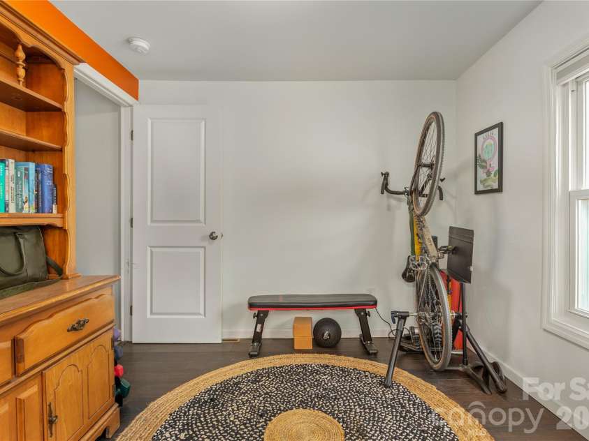5 Shadowlawn Drive, Asheville, NC 28806.  MLS# CAR4412228, YatesRealty ID 43504. 
