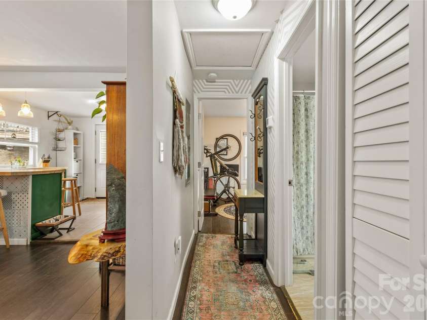 5 Shadowlawn Drive, Asheville, NC 28806.  MLS# CAR4412228, YatesRealty ID 43504. 