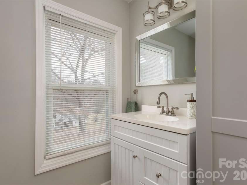 5 Shadowlawn Drive, Asheville, NC 28806.  MLS# CAR4412228, YatesRealty ID 43504. 
