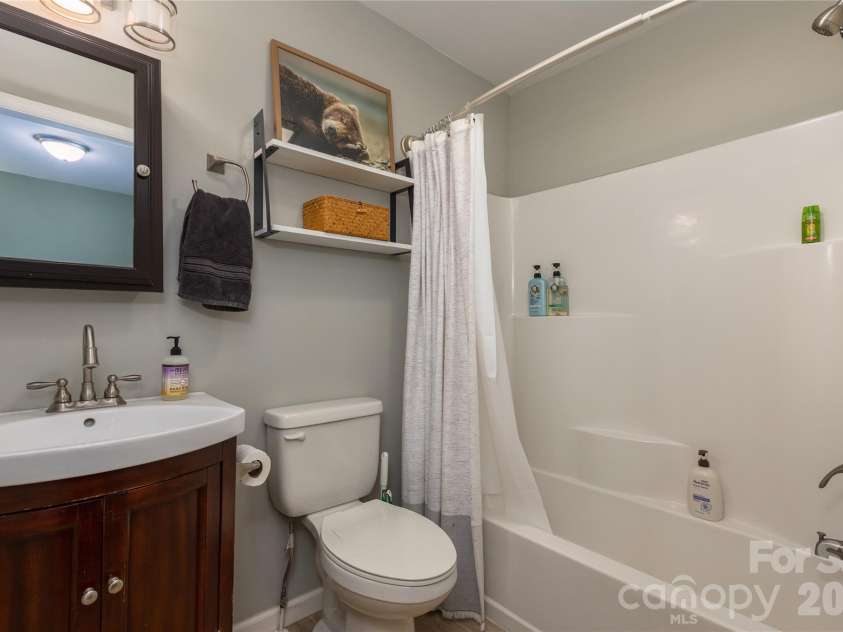 5 Shadowlawn Drive, Asheville, NC 28806.  MLS# CAR4412228, YatesRealty ID 43504. 