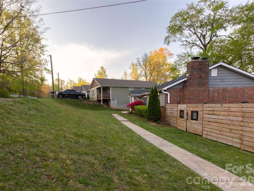 5 Shadowlawn Drive, Asheville, NC 28806.  MLS# CAR4412228, YatesRealty ID 43504. 