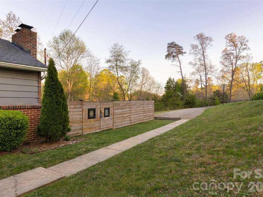 5 Shadowlawn Drive, Asheville, NC 28806.  MLS# CAR4412228, YatesRealty ID 43504. 