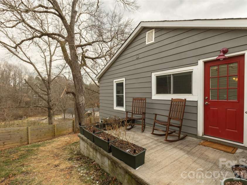 5 Shadowlawn Drive, Asheville, NC 28806.  MLS# CAR4412228, YatesRealty ID 43504. 