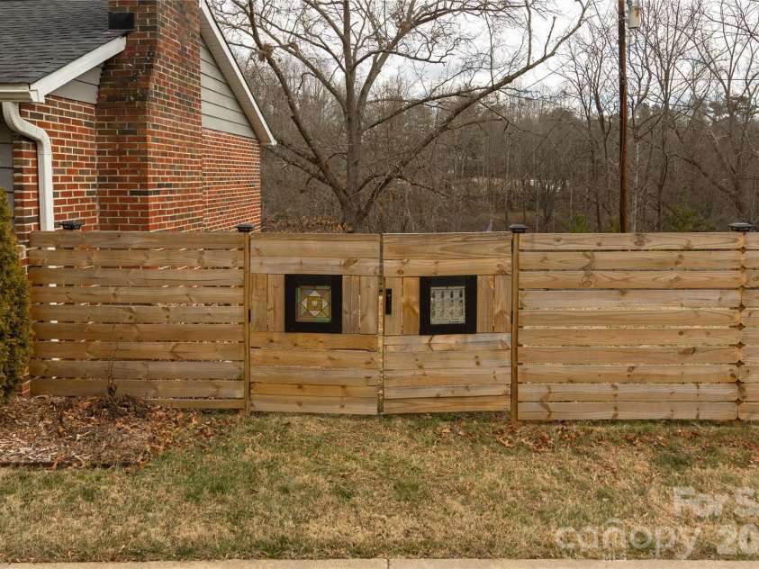 5 Shadowlawn Drive, Asheville, NC 28806.  MLS# CAR4412228, YatesRealty ID 43504. 