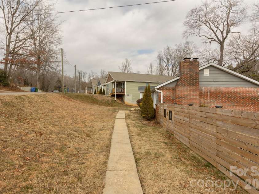 5 Shadowlawn Drive, Asheville, NC 28806.  MLS# CAR4412228, YatesRealty ID 43504. 