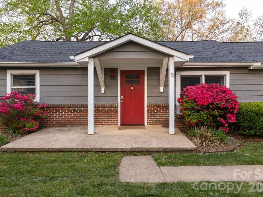 5 Shadowlawn Drive, Asheville, NC 28806.  MLS# CAR4412228, YatesRealty ID 43504. 