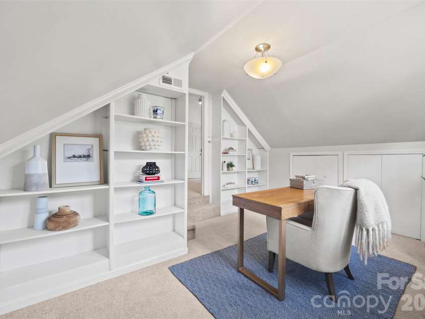 3211 Moores Glen Drive, Charlotte, NC 28209.  MLS# CAR4408780, YatesRealty ID 43505. 