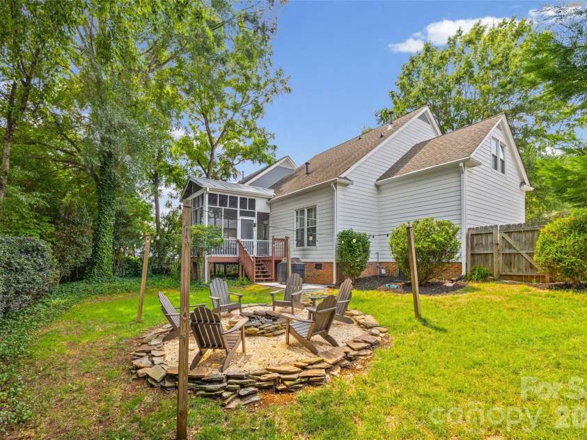 3211 Moores Glen Drive, Charlotte, NC 28209.  MLS# CAR4408780, YatesRealty ID 43505. 