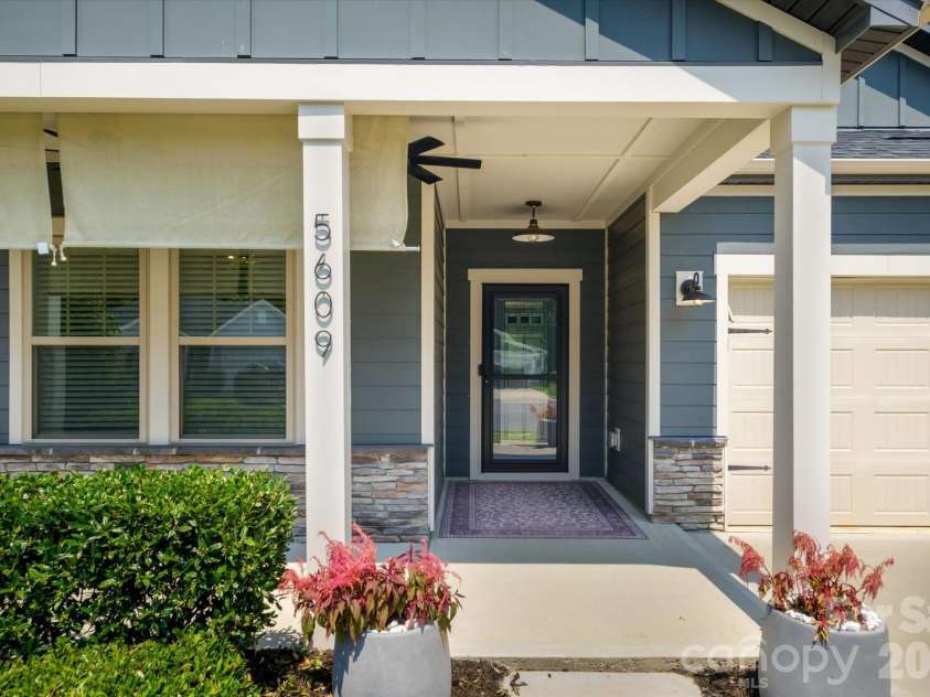 5609 Lavaux Court, Charlotte, NC 28214.  MLS# CAR4410634, YatesRealty ID 43508. 