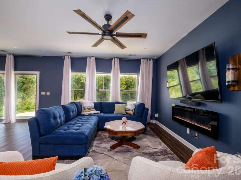 5609 Lavaux Court, Charlotte, NC 28214.  MLS# CAR4410634, YatesRealty ID 43508. 