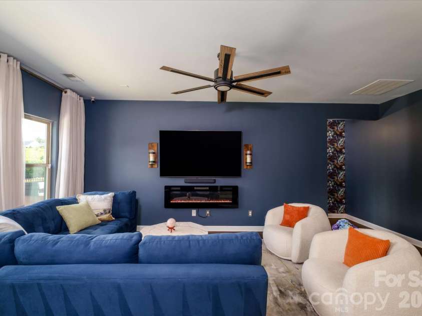 5609 Lavaux Court, Charlotte, NC 28214.  MLS# CAR4410634, YatesRealty ID 43508. 
