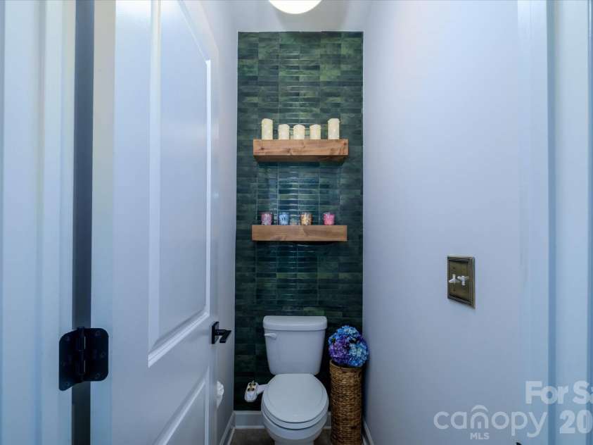5609 Lavaux Court, Charlotte, NC 28214.  MLS# CAR4410634, YatesRealty ID 43508. 