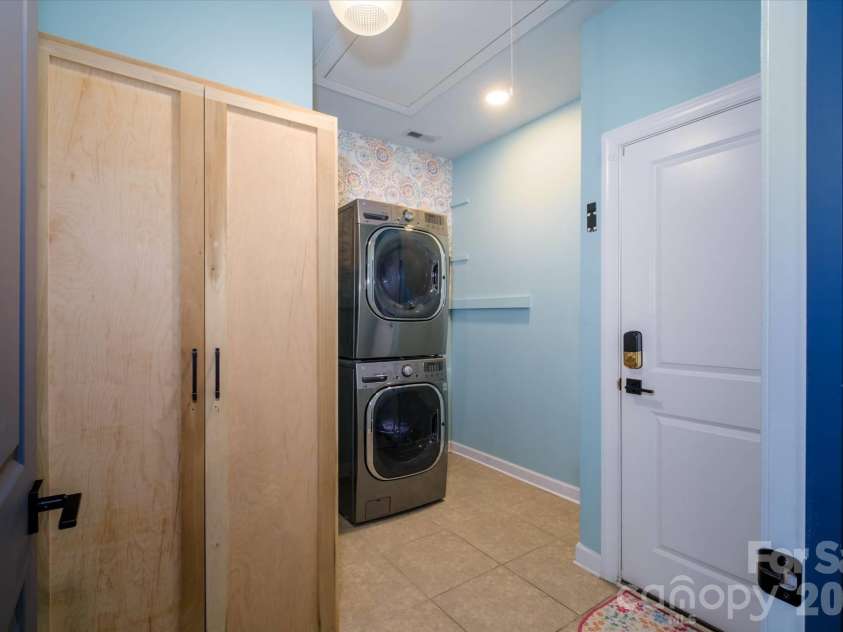 5609 Lavaux Court, Charlotte, NC 28214.  MLS# CAR4410634, YatesRealty ID 43508. 