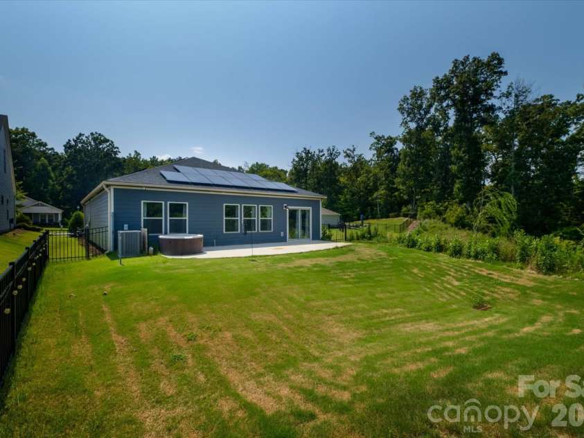 5609 Lavaux Court, Charlotte, NC 28214.  MLS# CAR4410634, YatesRealty ID 43508. 