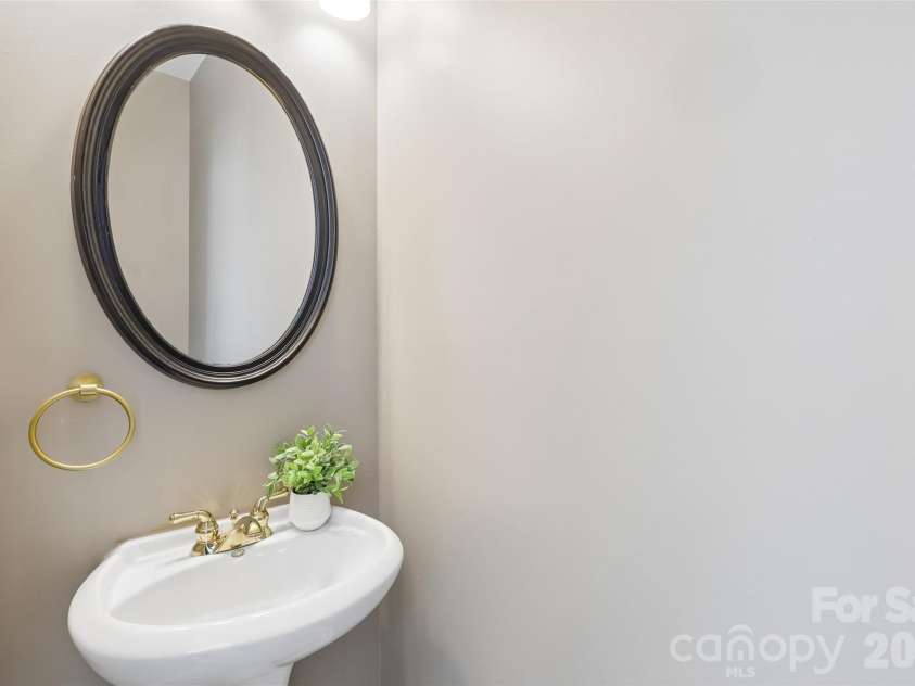 10908 Chastain Parc Drive, Charlotte, NC 28216.  MLS# CAR4395938, YatesRealty ID 43509. Half Bath