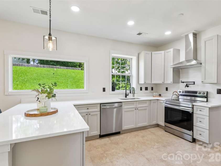 10908 Chastain Parc Drive, Charlotte, NC 28216.  MLS# CAR4395938, YatesRealty ID 43509. Kitchen