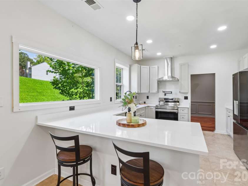 10908 Chastain Parc Drive, Charlotte, NC 28216.  MLS# CAR4395938, YatesRealty ID 43509. Kitchen