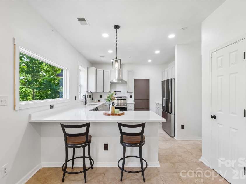 10908 Chastain Parc Drive, Charlotte, NC 28216.  MLS# CAR4395938, YatesRealty ID 43509. Kitchen