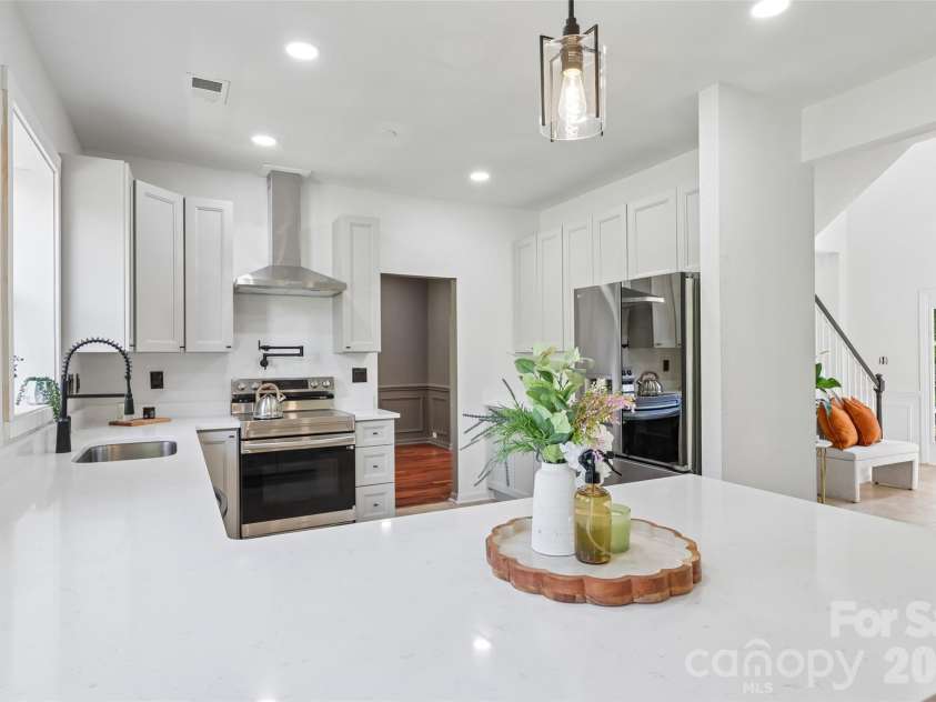 10908 Chastain Parc Drive, Charlotte, NC 28216.  MLS# CAR4395938, YatesRealty ID 43509. Kitchen