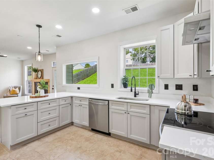10908 Chastain Parc Drive, Charlotte, NC 28216.  MLS# CAR4395938, YatesRealty ID 43509. Kitchen