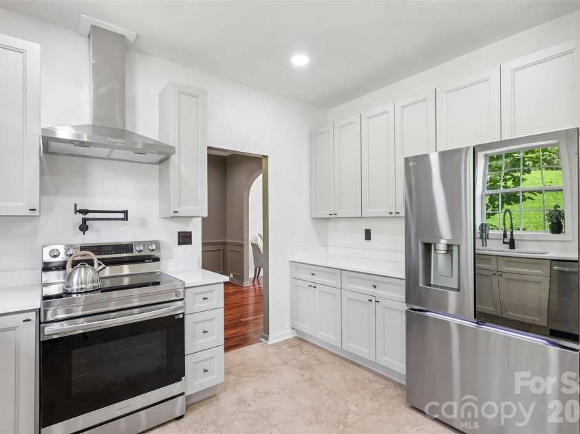 10908 Chastain Parc Drive, Charlotte, NC 28216.  MLS# CAR4395938, YatesRealty ID 43509. Kitchen