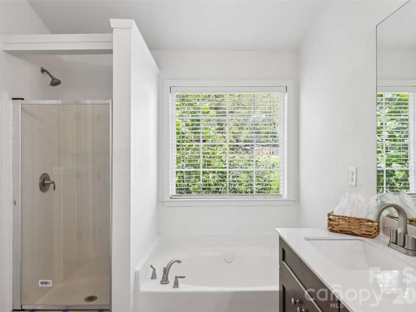 10908 Chastain Parc Drive, Charlotte, NC 28216.  MLS# CAR4395938, YatesRealty ID 43509. Owners Bathroom