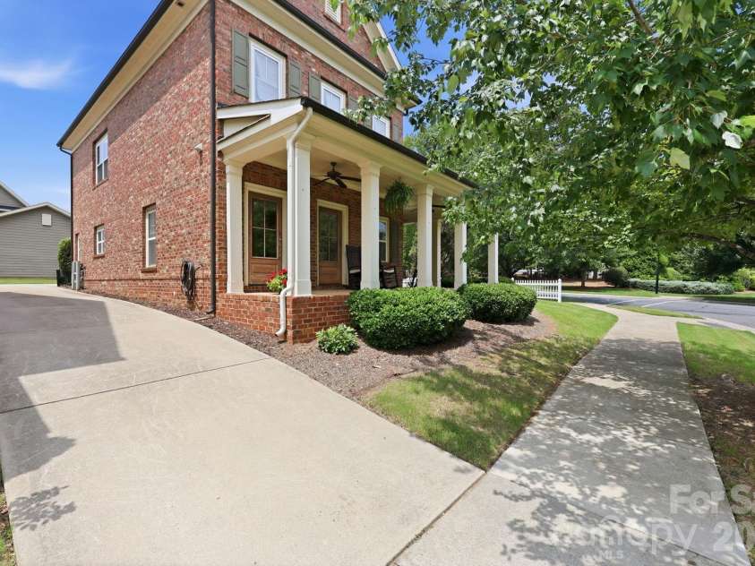 6333 Kennard Drive, Charlotte, NC 28216.  MLS# CAR4408788, YatesRealty ID 43511. 