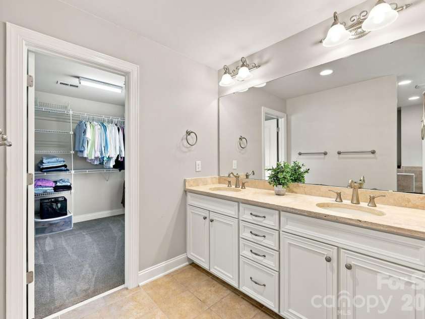 6333 Kennard Drive, Charlotte, NC 28216.  MLS# CAR4408788, YatesRealty ID 43511. 