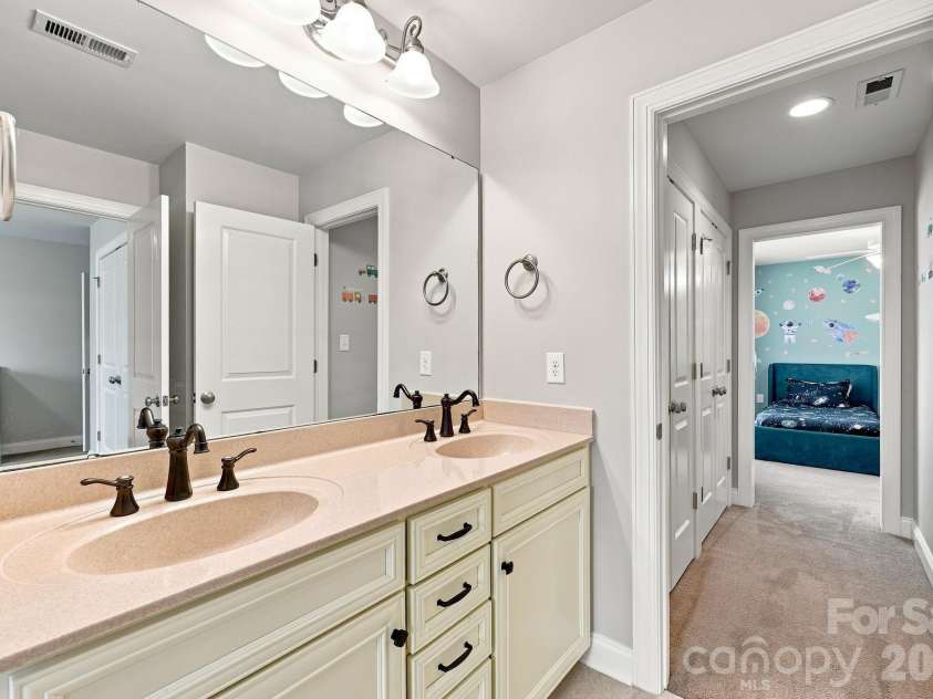 6333 Kennard Drive, Charlotte, NC 28216.  MLS# CAR4408788, YatesRealty ID 43511. 