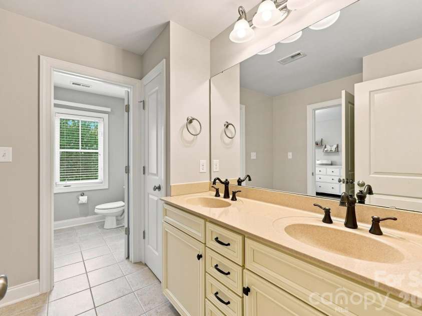 6333 Kennard Drive, Charlotte, NC 28216.  MLS# CAR4408788, YatesRealty ID 43511. 