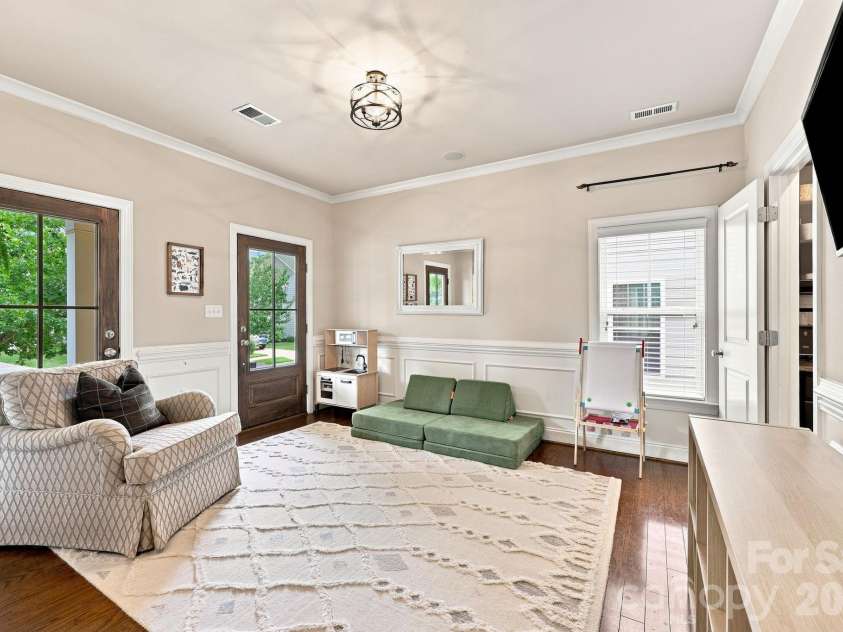 6333 Kennard Drive, Charlotte, NC 28216.  MLS# CAR4408788, YatesRealty ID 43511. 