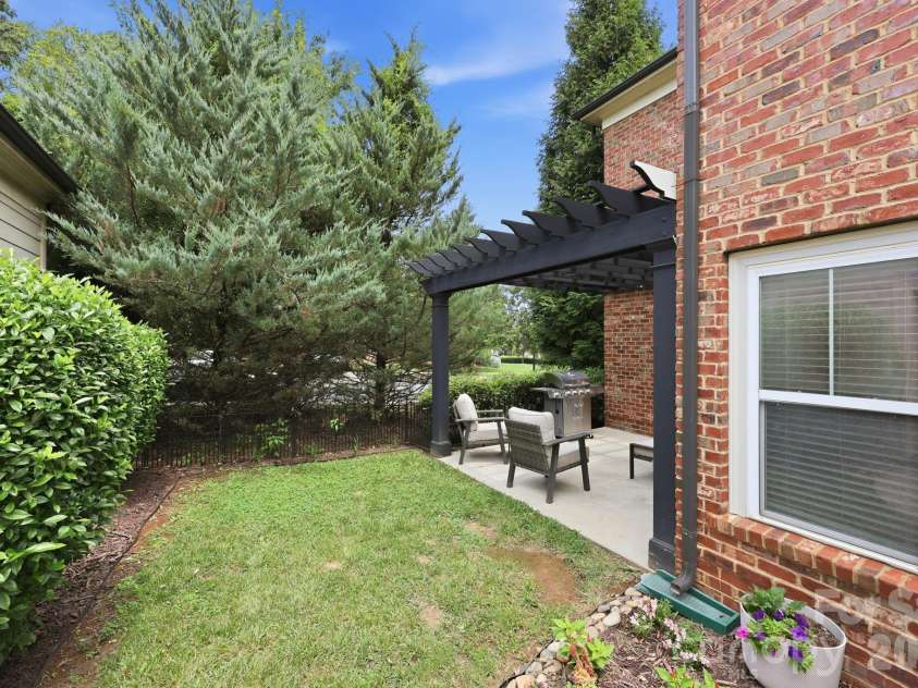 6333 Kennard Drive, Charlotte, NC 28216.  MLS# CAR4408788, YatesRealty ID 43511. 