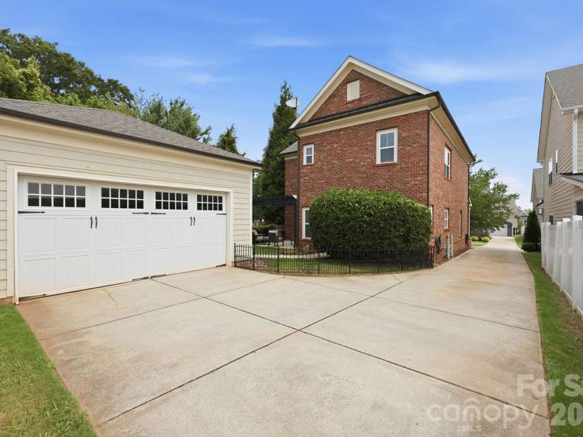 6333 Kennard Drive, Charlotte, NC 28216.  MLS# CAR4408788, YatesRealty ID 43511. 