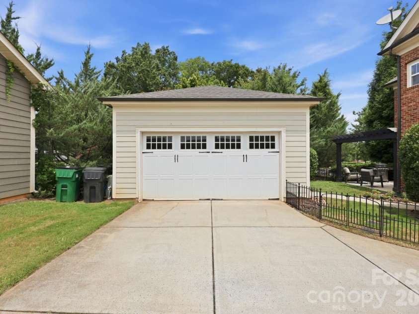 6333 Kennard Drive, Charlotte, NC 28216.  MLS# CAR4408788, YatesRealty ID 43511. 