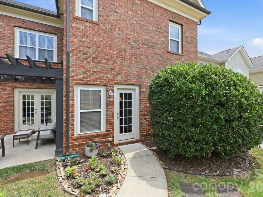 6333 Kennard Drive, Charlotte, NC 28216.  MLS# CAR4408788, YatesRealty ID 43511. 