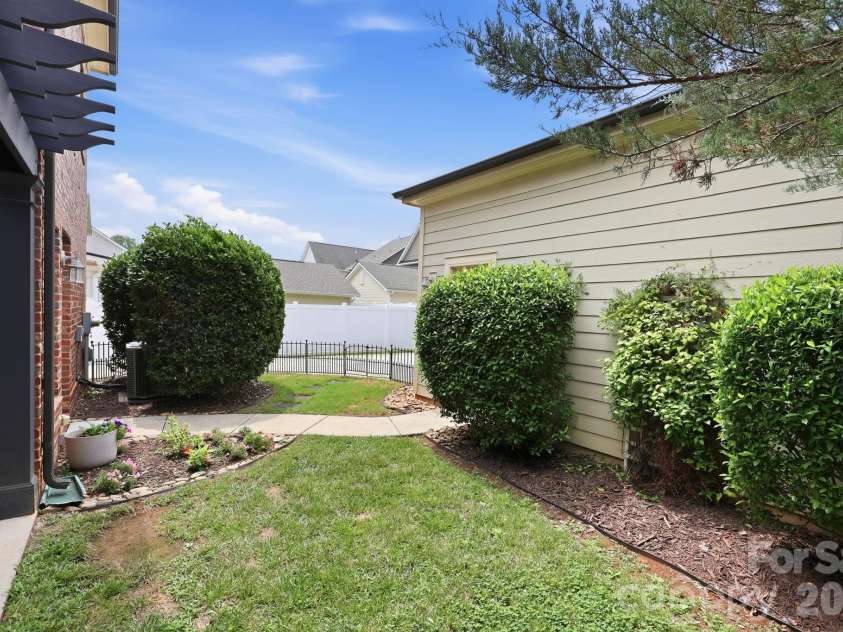 6333 Kennard Drive, Charlotte, NC 28216.  MLS# CAR4408788, YatesRealty ID 43511. 
