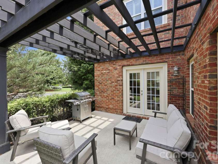 6333 Kennard Drive, Charlotte, NC 28216.  MLS# CAR4408788, YatesRealty ID 43511. 