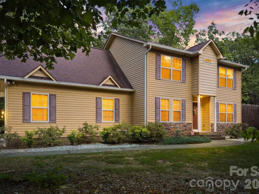 802 White Oaks Circle, Monroe, NC 28112.  MLS# CAR4404556, YatesRealty ID 43513. 