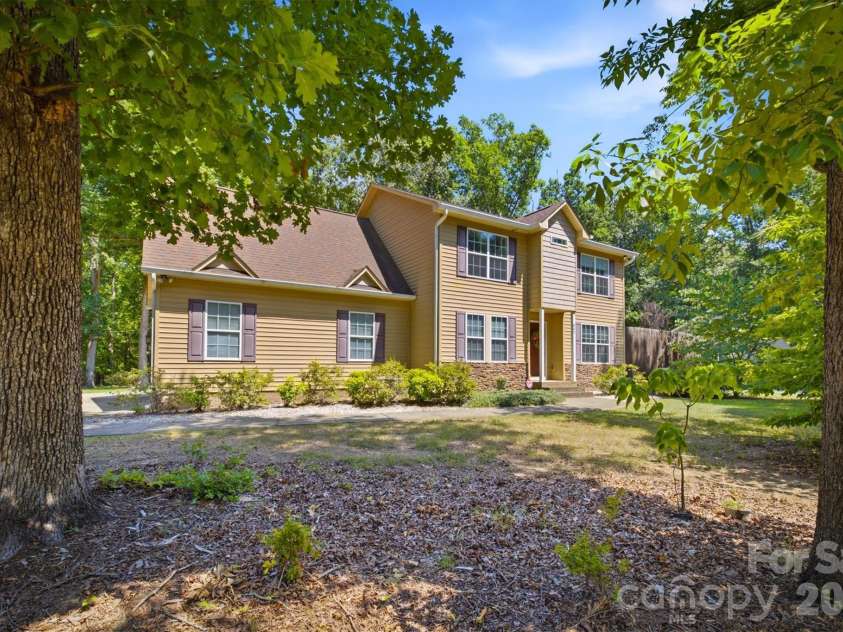 802 White Oaks Circle, Monroe, NC 28112.  MLS# CAR4404556, YatesRealty ID 43513. 