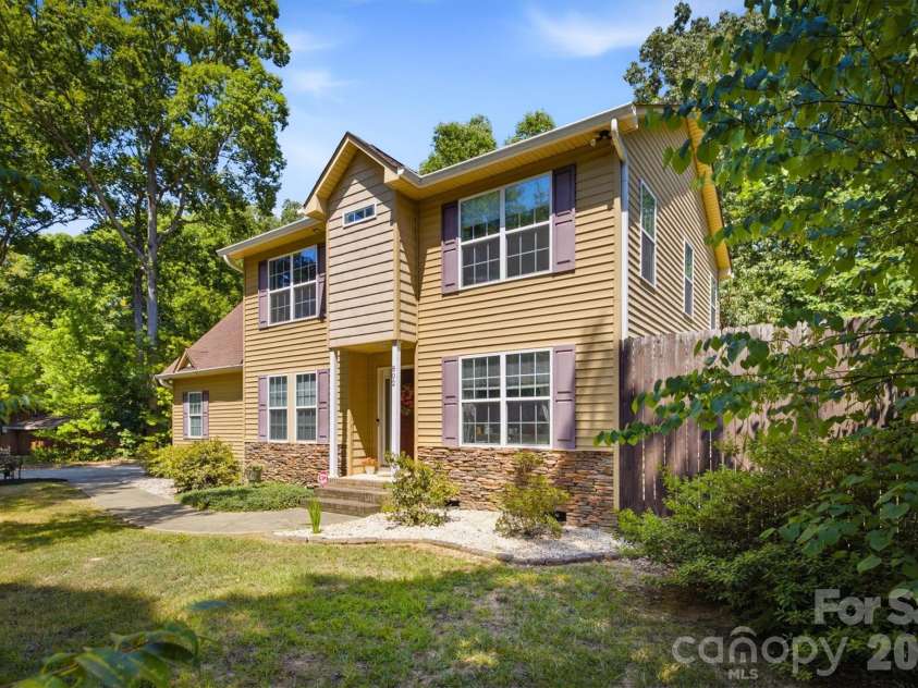 802 White Oaks Circle, Monroe, NC 28112.  MLS# CAR4404556, YatesRealty ID 43513. 