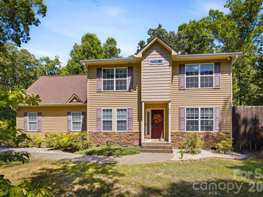 802 White Oaks Circle, Monroe, NC 28112.  MLS# CAR4404556, YatesRealty ID 43513. 