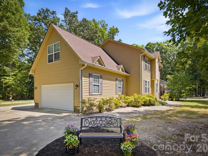 802 White Oaks Circle, Monroe, NC 28112.  MLS# CAR4404556, YatesRealty ID 43513. 