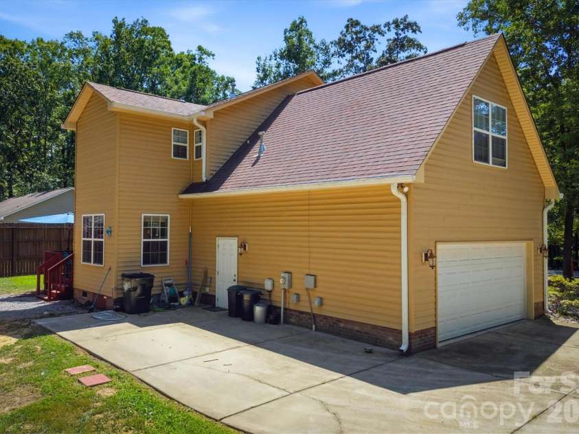 802 White Oaks Circle, Monroe, NC 28112.  MLS# CAR4404556, YatesRealty ID 43513. 