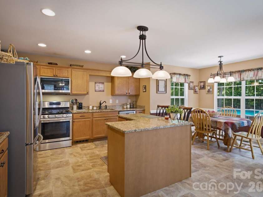 802 White Oaks Circle, Monroe, NC 28112.  MLS# CAR4404556, YatesRealty ID 43513. 