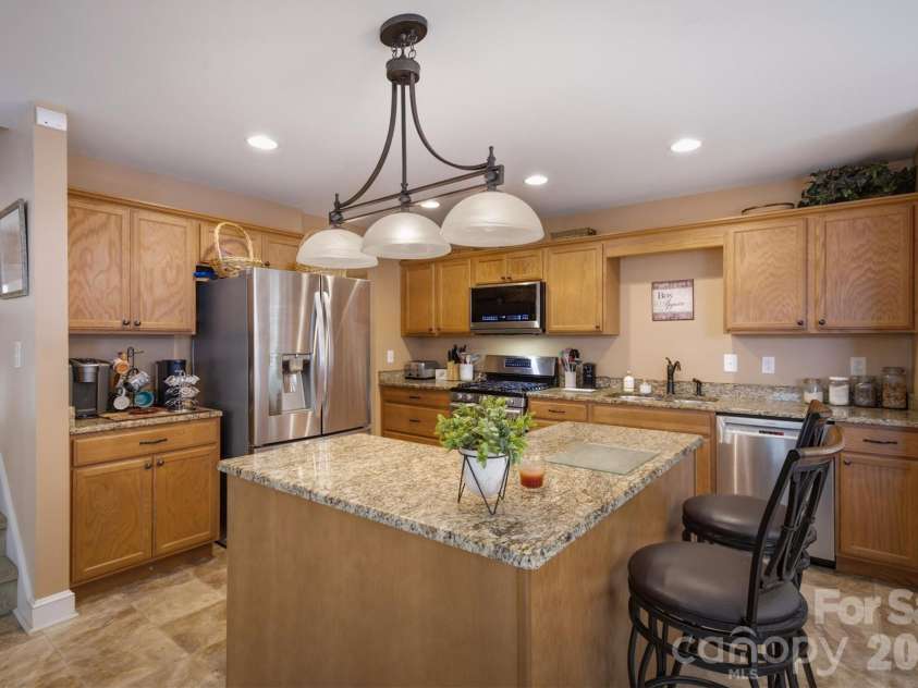 802 White Oaks Circle, Monroe, NC 28112.  MLS# CAR4404556, YatesRealty ID 43513. 