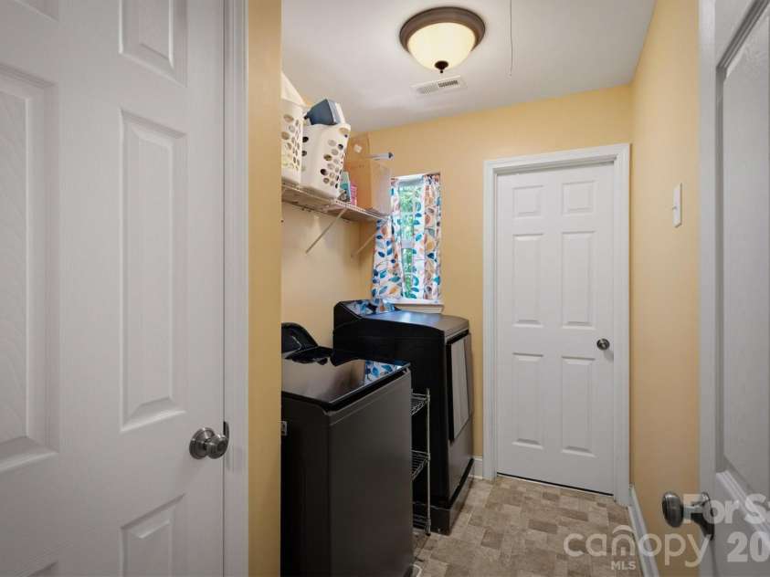 802 White Oaks Circle, Monroe, NC 28112.  MLS# CAR4404556, YatesRealty ID 43513. 
