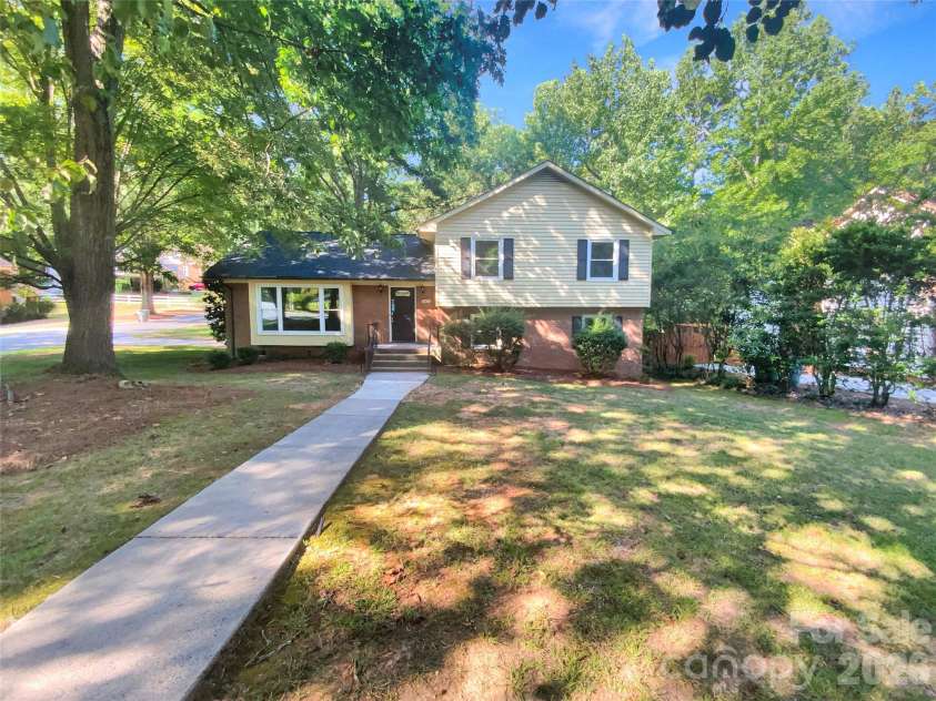 7401 Limerick Drive, Charlotte, NC 28270.  MLS# CAR4219311, YatesRealty ID 43514. 