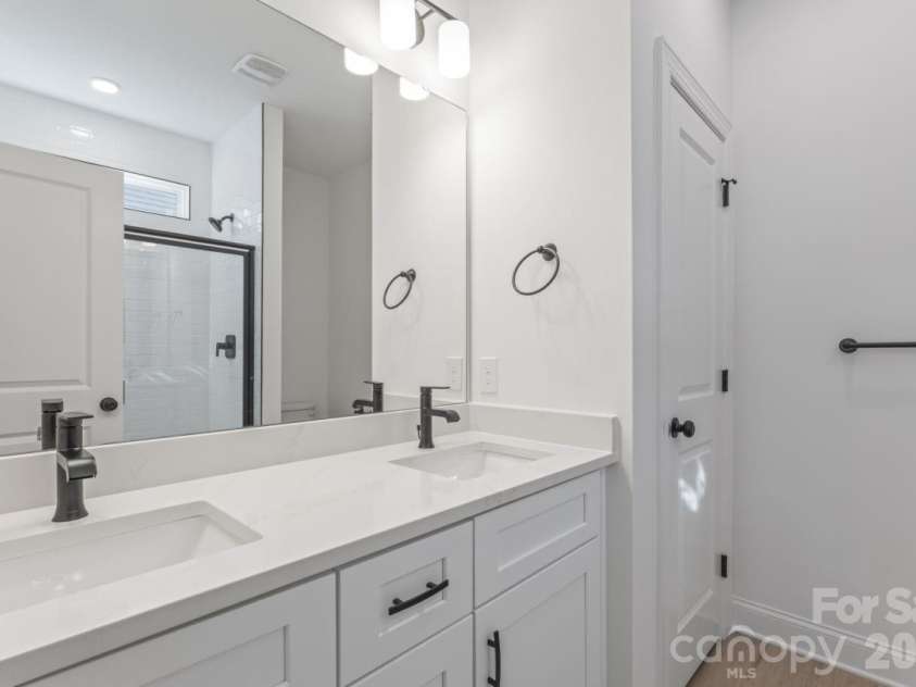 1216 Waterford Drive, Lincolnton, NC 28092.  MLS# CAR4324476, YatesRealty ID 4352. Primary Bathroom