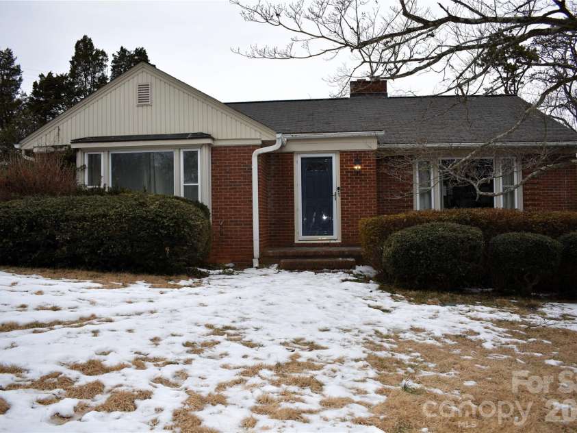 3 Forest Drive, Lexington, NC 27292.  MLS# CAR4342487, YatesRealty ID 4352. 