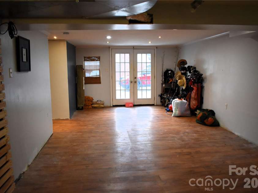 3 Forest Drive, Lexington, NC 27292.  MLS# CAR4342487, YatesRealty ID 4352. 